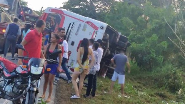 http://www.fronteradigital.com.ve/Bus de Omar Geles sufrió aparatoso accidente: 
el cantautor y siete de sus músicos resultaron heridos