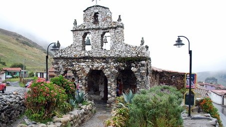 http://www.fronteradigital.com.ve/Abandonada se encuentra la emblemática Capilla de Piedra de Juan Félix Sánchez 
en San Rafael de Mucuchíes