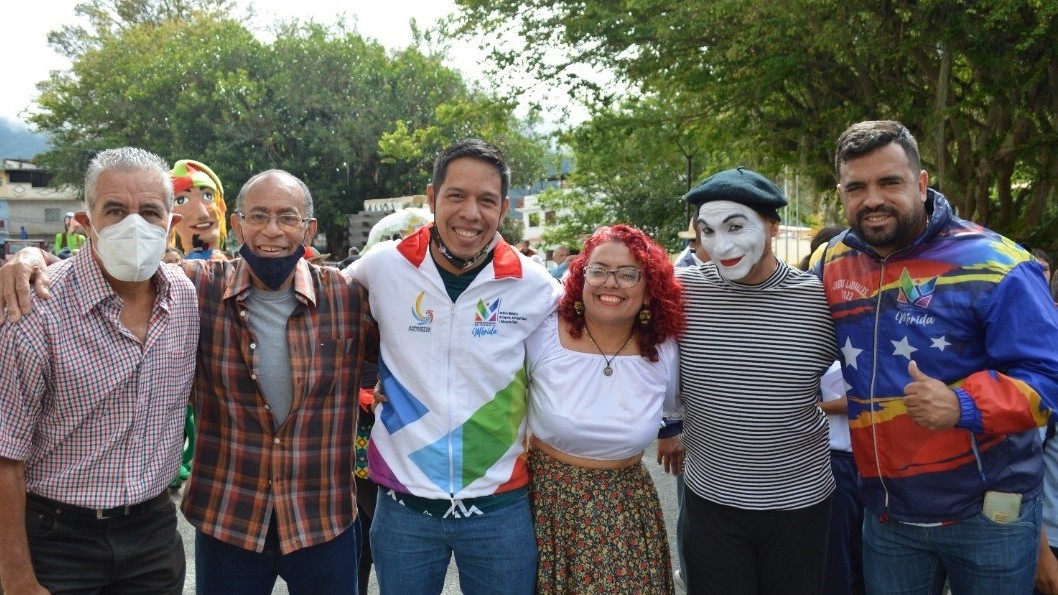http://www.fronteradigital.com.ve/Con desfile comenzó encuentro de teatro latinoamericano en Mérida