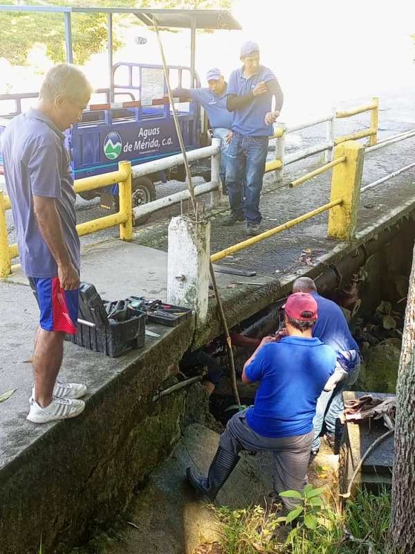 Diario Frontera, Frontera Digital,  Aguas de Mérida, puente milla, bote de agua, 1x10 del buen gobierno, Regionales, ,Fuerza de trabajo de Aguas corrigió 
bote de agua potable en puente Milla