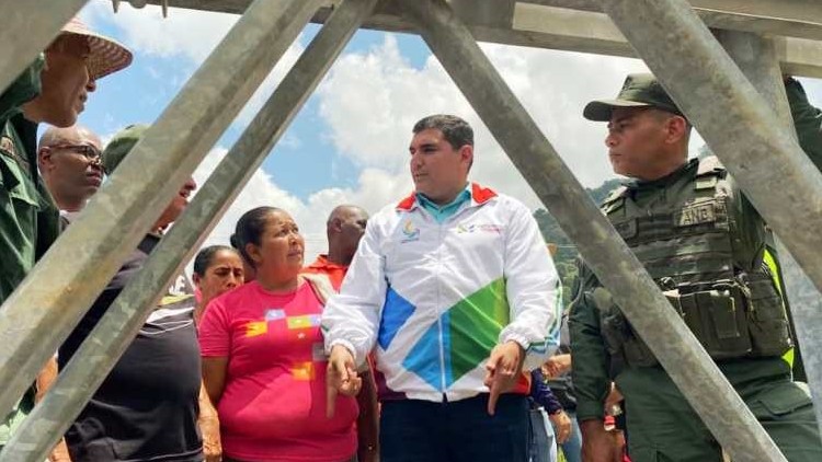 http://www.fronteradigital.com.ve/Culminan armado del puente para Santa Apolonia y Las Marías