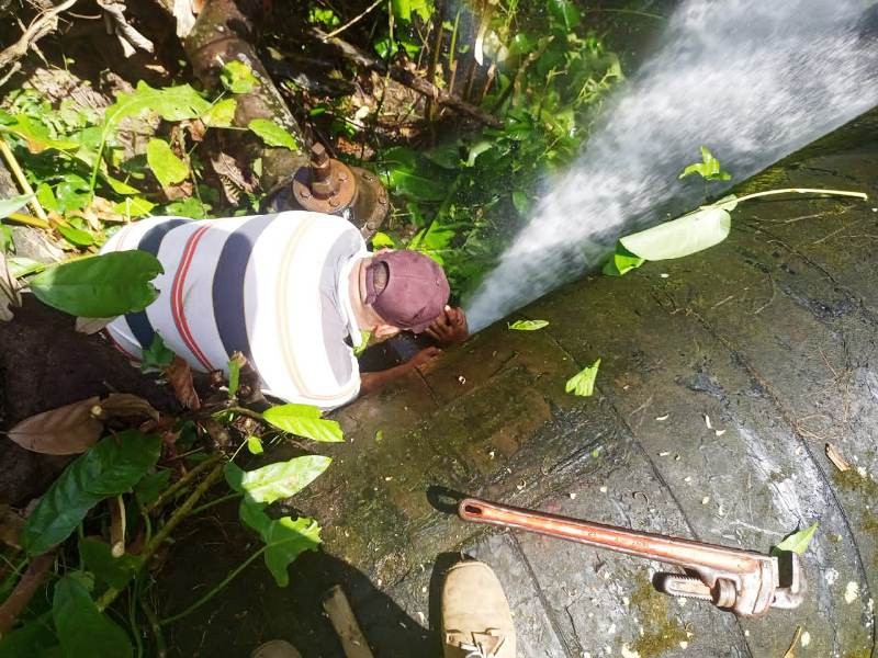 Diario Frontera, Frontera Digital,  AGUAS DE MÉRIDA, EL VIGÍA, JEHYSON GUZMÁN, OSWALDO FERRER, El Vigía Panamericana, ,EL VIGÍA / Trabajadores (as) de Aguas de Mérida 
corrigen bote de agua en tubería de descarga de 10”