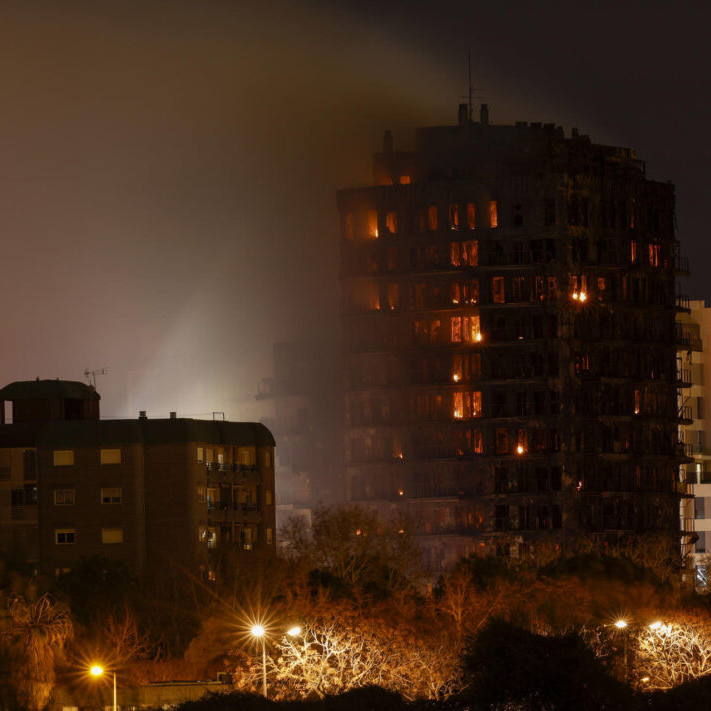 Frontera Digital,  Internacionales,  Cuatro muertos y 19 desaparecidos en el incendio de dos edificios de viviendas en España