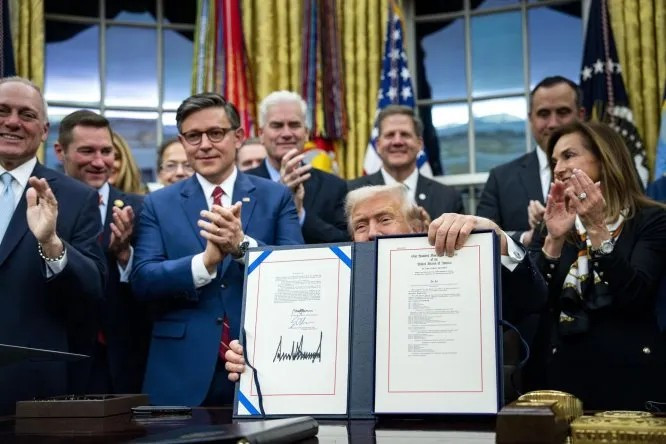 Diario Frontera, Frontera Digital,  Internacionales, ,Donald Trump muestra el paquete de financiación firmado para la reapertura del gobierno federal en el Despacho Oval de la Casa Blanca, el 12 de noviembre de 2025.,Donald Trump promulga la ley que pone fin al cierre gubernamental 
más largo en la historia de Estados Unidos