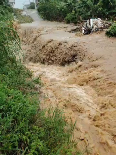 Diario Frontera, Frontera Digital,  El Vigía Panamericana, ,Caño La Macana afectó puente del Barrio Flor del Paraíso