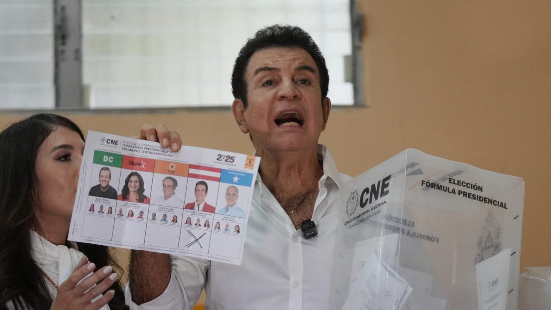 Diario Frontera, Frontera Digital,  Internacionales, ,El candidato presidencial Salvador Nasralla muestra su papeleta en una mesa electoral de Tegucigalpa (Honduras), el 30 de noviembre de 2025. Moises Castillo / AP,Nasralla saca ventaja a Asfura en el conteo de las elecciones presidenciales de Honduras