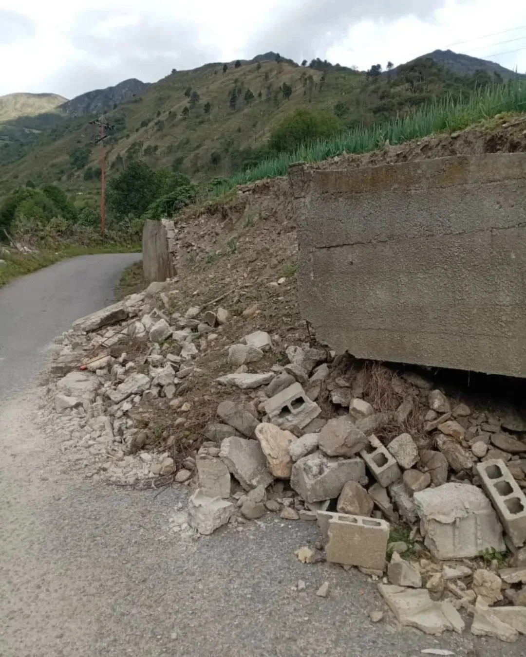 Diario Frontera, Frontera Digital,  Páramo, ,Muro de contención de terreno agrícola colapsó e interrumpe el libre paso vehicular en Timotes