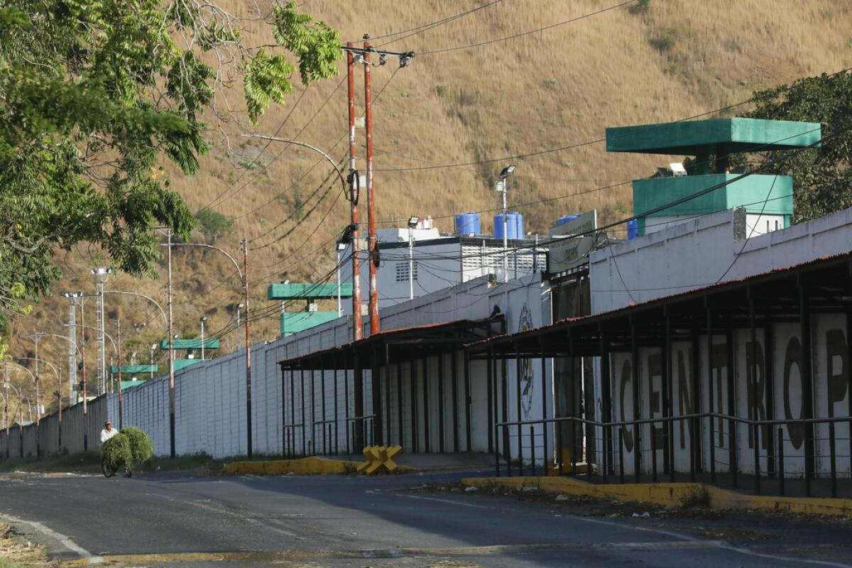 Diario Frontera, Frontera Digital,  Nacionales, ,En cuanto al proceso de excarcelación, detallaron que, alrededor de las 4:00 a.m. habrían salido del penal un bus Yutong, dos Encavas y una vans de Tocorón. Algunas de las personas excarceladas señalaron que se trataría de al menos 87 presos políticos del contexto poselectoral 2024,Confirman lista preliminar de los presos políticos excarcelados en Tocorón