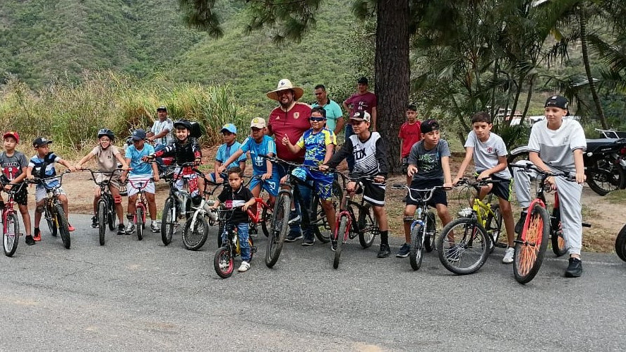 http://www.fronteradigital.com.ve/En San Francisco se reunió al pueblo para celebrar al santo patrono 
con ferias y fiestas
