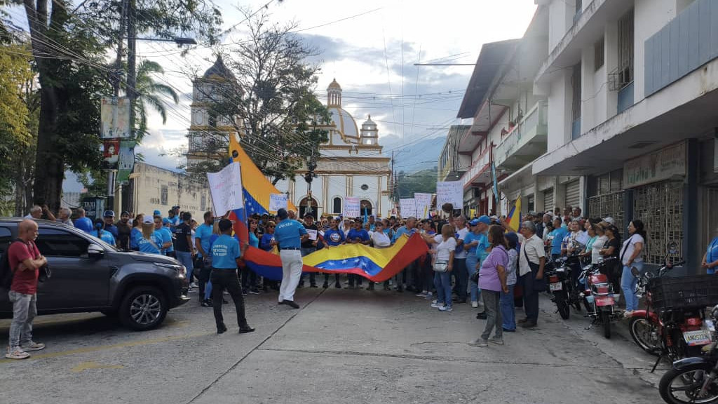 http://www.fronteradigital.com.ve/Exigen elecciones libres y liberación de presos políticos en contundente manifestación en la Plaza Bolívar de Tovar