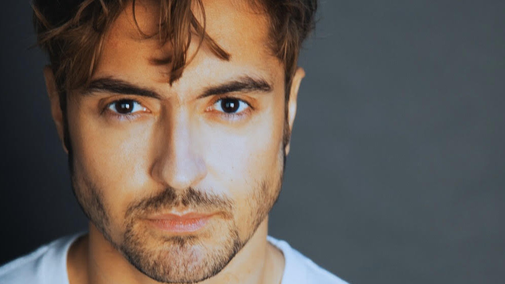 http://www.fronteradigital.com.ve/Alec Whaite: El perfil que redefine el alcance del actor venezolano en Europa