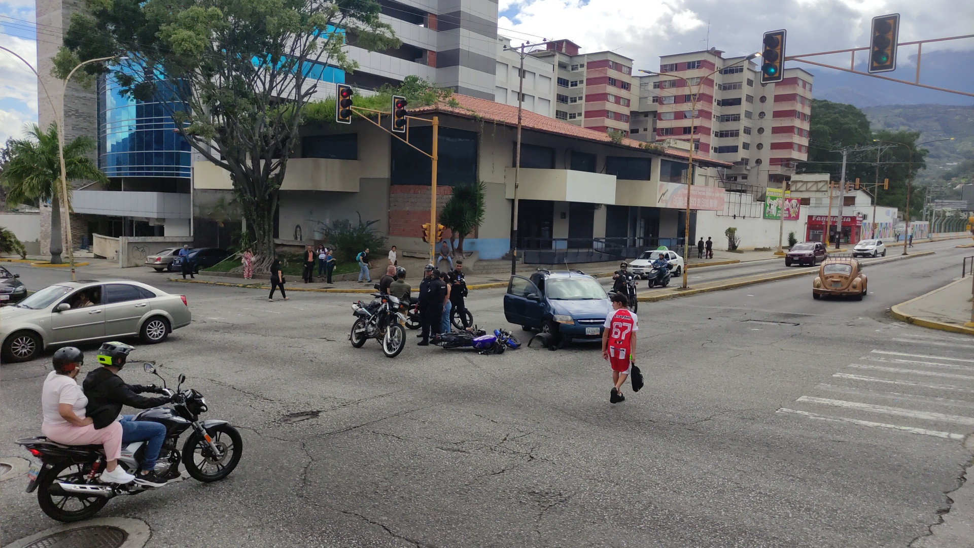 Diario Frontera, Frontera Digital,  Sucesos, ,Imprudencia vial casi le cuesta la vida a un motorizado en avenida Urdaneta Mérida