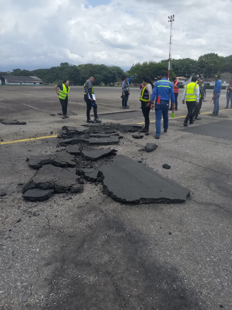 Diario Frontera, Frontera Digital,  El Vigía Panamericana, ,La plataforma de vuelo comercial del aeropuerto presentó desprendimiento de asfalto en un área que ya había sido señalada en informes técnicos de seguridad operacional (SMS),Daños en la pista del aeropuerto “Juan Pablo Pérez Alfonso” 
tras operación de vuelo comercial