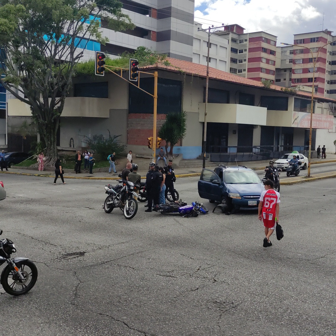 Frontera Digital,  Sucesos,  Imprudencia vial casi le cuesta la vida a un motorizado en avenida Urdaneta Mérida