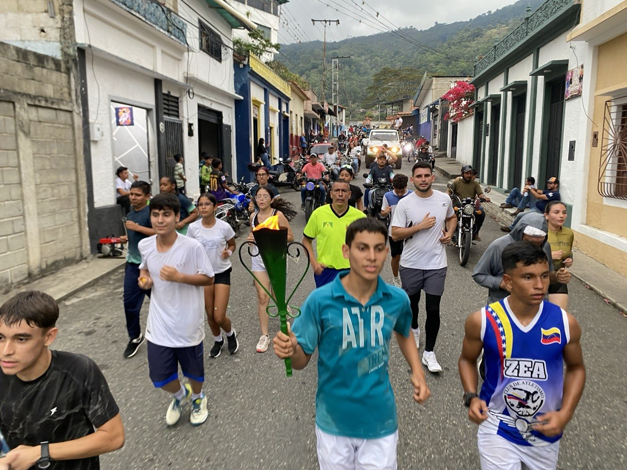 Diario Frontera, Frontera Digital,  Regionales, ,El alcalde del municipio Zea, Víctor Bustamante, quien acompañó todo el recorrido, expresó que Zea ha demostrado ser un pueblo católico que respalda esta caravana y cada una de las actividades organizadas desde la parroquia,Fervor y devoción desbordaron las calles de Zea en la tradicional caravana 
en honor a la Virgen de las Mercedes