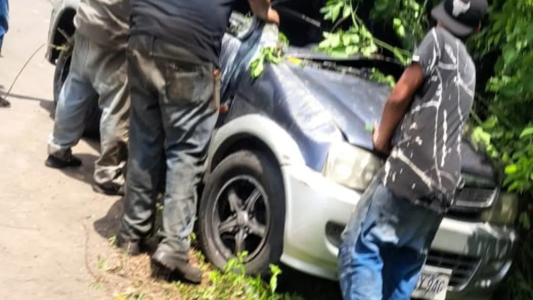 http://www.fronteradigital.com.ve/Pésimo estado de la carretera provocó vuelco de camioneta en Alberto Adriani