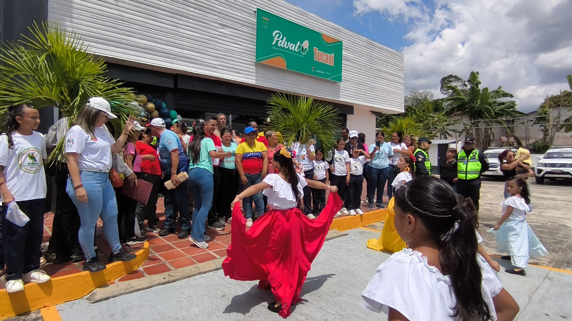http://www.fronteradigital.com.ve/Gobierno bolivariano reinauguró abasto tipo I PDVAL en Tucaní