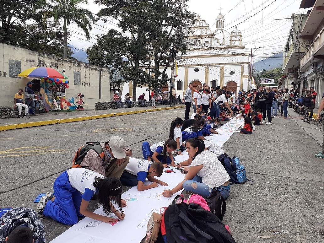 Diario Frontera, Frontera Digital,  semana de la Tovareñidad, MÉRIDA, Mocoties, ,En Tovar cumplieron récord nacional: Estudiantes pintaron la pancarta más larga 
con motivo de la semana de la Tovareñidad