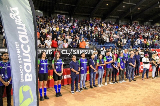 Diario Frontera, Frontera Digital,  BANCAMIGA, LVBP, TIBURONES DE LA GUARIA, LEONES DEL CARACAS, Ariel José Martínez, ESTADIO UNIVERSITARIO, Deportes, ,Entregan primera Copa Bancamiga en juego Leones - Tiburones