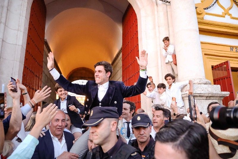 Diario Frontera, Frontera Digital,  FERIA DE ABRIL, SÉPTIMO FESTEJO DE ABONO, SEVILLA, Entretenimiento, ,Guillermo Hermoso de Mendoza 
bate a Diego Ventura y rinde la Puerta del Príncipe