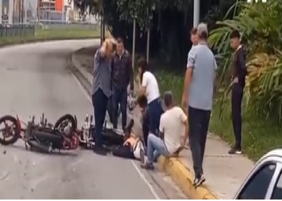 Diario Frontera, Frontera Digital,  Sucesos, ,Funcionaria de la PNB resultó lesionada 
entre dos motos en Mérida