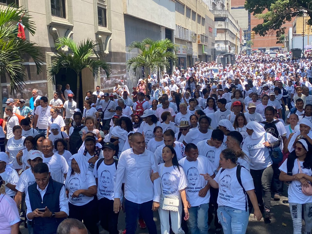 Diario Frontera, Frontera Digital,  Politica, ,Leocenis García caminó para inscribir su candidatura presidencial en el CNE acompañado por una gran movilización popular