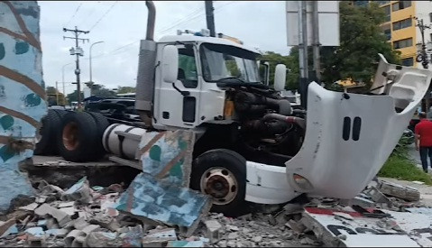 Diario Frontera, Frontera Digital,  Sucesos, ,Chuto de gandola impactó una camioneta y derribó una pared en Mérida