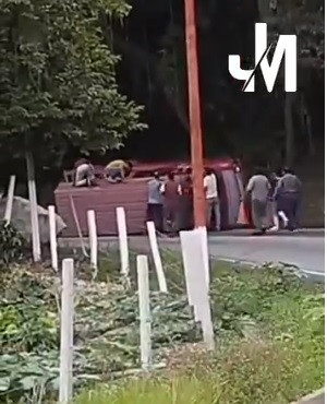 Diario Frontera, Frontera Digital,  Sucesos, ,Usuarios reportan en redes sociales el volcamiento de una unidad de transporte de la Línea El Vallecito en la Trasandina