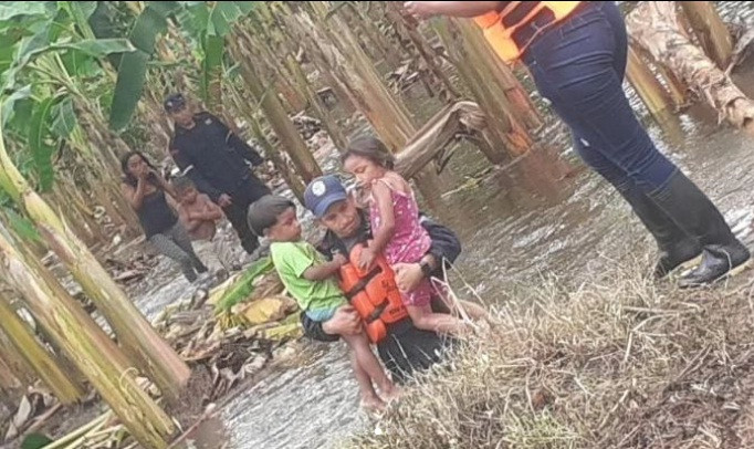 Diario Frontera, Frontera Digital,  El Vigía Panamericana, ,70 familias y más de 300 viviendas anegadas tras desbordarse río en Gibraltar del Zulia