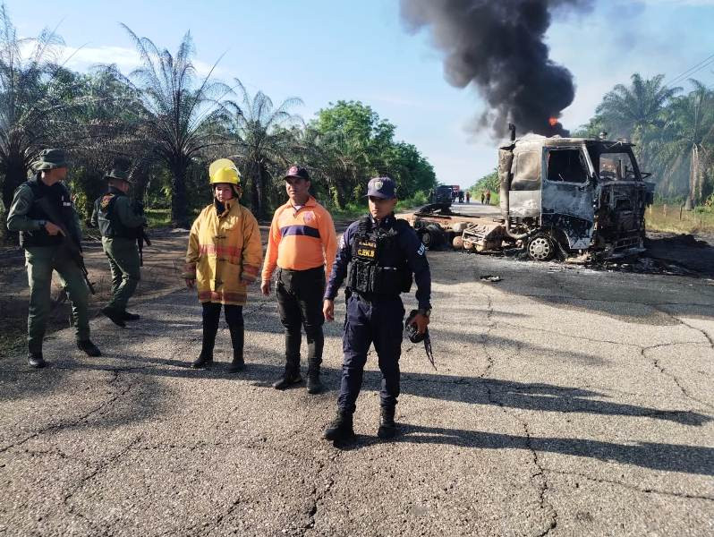 Diario Frontera, Frontera Digital,  Sucesos, ,Gandola de gasolina entró en llamas tras volcarse en el kilómetro 32 del municipio Jesús María Semprúm