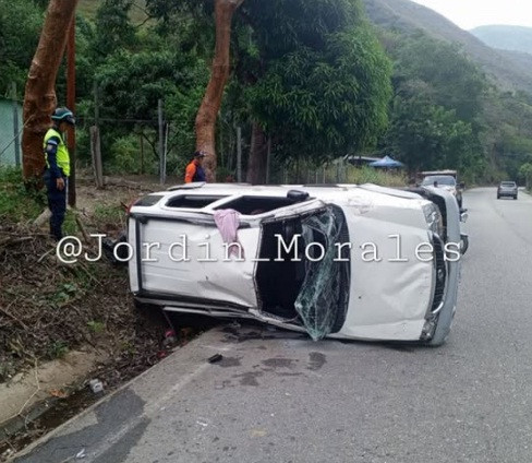 Diario Frontera, Frontera Digital,  Sucesos, ,Conductor y acompañante resultaron heridos tras vuelco de camioneta en Estanques
