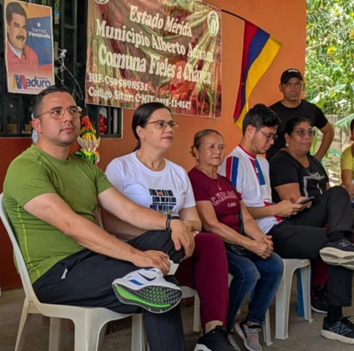 Diario Frontera, Frontera Digital,  El Vigía Panamericana, ,Cabe destacar que el gobernador de Mérida, Arnaldo Sánchez acompañó, durante el domingo en la tarde, la asamblea realizada en la Comuna Fieles a Chávez de la parroquia Rómulo Betancourt del municipio Alberto Adriani.,PSUV desarrolló asambleas de los comités bolivarianos 
de base integral comunitarias en El Vigía