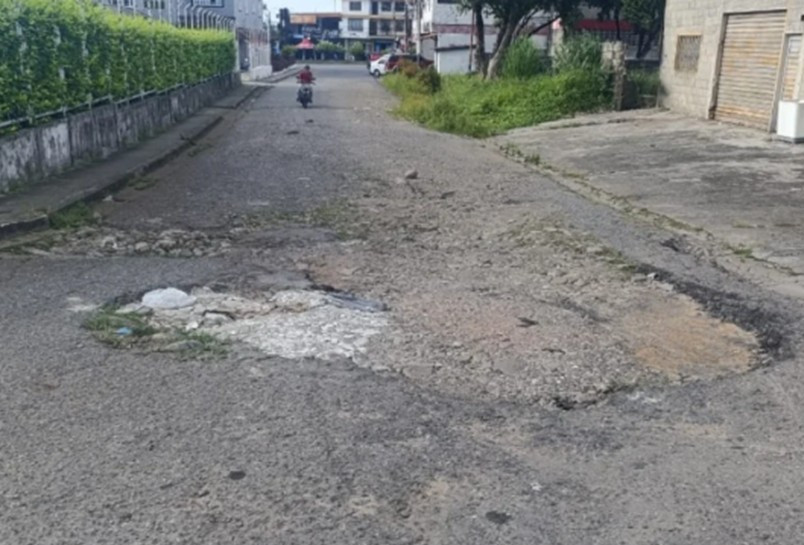 Diario Frontera, Frontera Digital,  El Vigía Panamericana, ,Indicó que el problema más grave está en la calle subiendo por el Saime, antigua sede del Concejo Municipal, existe un bote de aguas negras que tiene dos meses aproximadamente y no hay solución,Consejo comunal del barrio Bolívar exigió a 
Aguas de Mérida solución al bote de cloacas