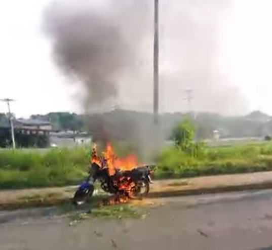 Diario Frontera, Frontera Digital,  Sucesos, ,El hecho ocurrió en la avenida Bolívar a la altura de la urbanización Las Acacias,Moto entró en llamas en El Vigía