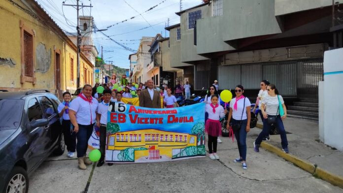 Diario Frontera, Frontera Digital,  Regionales, ,Iraima Chacón, directora de la escuela, señaló que la actividad contó con la participación de docentes, estudiantes, padres, representantes y egresados de la institución,Escuela Básica Vicente Dávila cumplió 75 años al servicio de los merideños