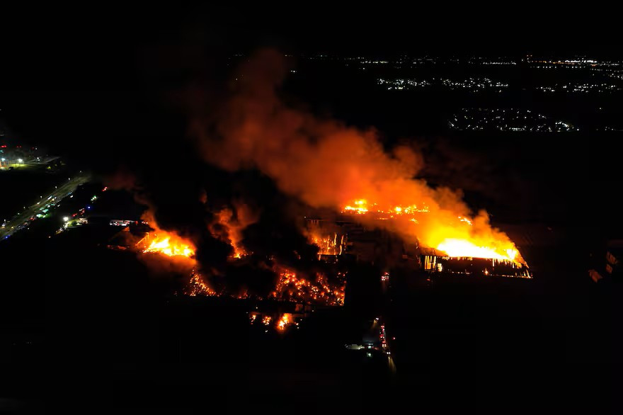 Diario Frontera, Frontera Digital,  Internacionales, ,Fuertes explosiones sacudieron una zona industrial y provocaron un incendio al sur de Buenos Aires la noche del 14 de noviembre de 2025, según informaron las autoridades LUIS ROBAYO - AFP,Una impactante explosión en un parque industrial en Ezeiza 
provocó un incendio que afectó varias plantas