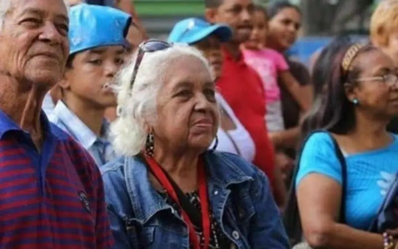 Diario Frontera, Frontera Digital,  Nacionales, ,Los pensionados pueden retirar el bono Contra la Guerra Económica a través de Patria | Foto ArchivoEste viernes se inició el pago del bono Contra la Guerra Económica correspondiente a noviembre, dirigido a los pensionados del Instituto Venezolano de los Seguros Sociales y 100% Amor Mayor.  El monto otorgado es de 11.700 bolívares, equivalentes a 48,43 dólares al tipo de cambio del Banco Central de Venezuela, de acuerdo con el Canal Patria Digital.   El pago se efectúa directa y gradualmente a través del Carnet de la Patria, mecanismo que canaliza subsidios sociales del Ejecutivo nacional.  El monto del bono Contra la Guerra Económica representa incremento de 17,58% en bolívares, en comparación con el pago en octubre, cuando el bono fue de 9.950 bolívares.  Pago de pensión y segundo mes de aguinaldo,Se inició pago del bono Contra la Guerra Económica a pensionados: este es el monto