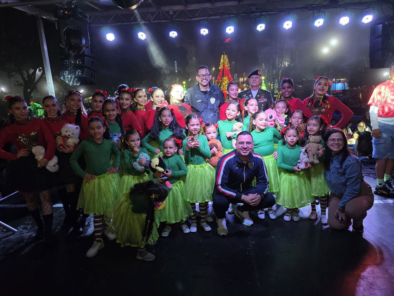 Diario Frontera, Frontera Digital,  Regionales, ,Mérida reafirma su espíritu navideño y la importancia de la cultura como punto de encuentro ciudadano,Alcalde Nelson Álvarez y gobernador Arnaldo Sánchez 
encendieron las luces de Navidad en la plaza Las Heroínas
