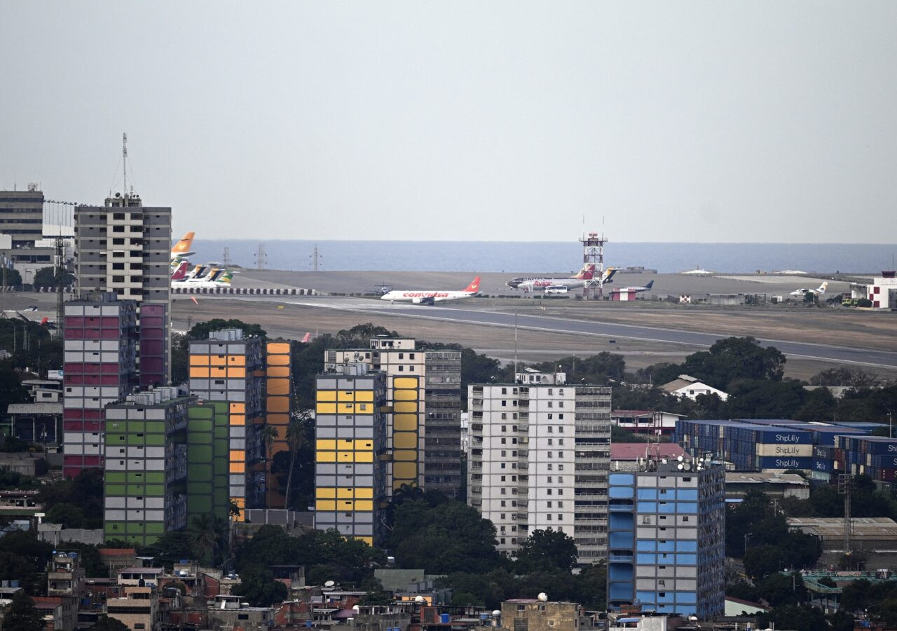 Diario Frontera, Frontera Digital,  Nacionales, ,Vista del aeropuerto de Maiquetía | Federico Parra / AFP,Venezuela impone nuevas restricciones aéreas: se prohíben los vuelos comerciales en varias zonas