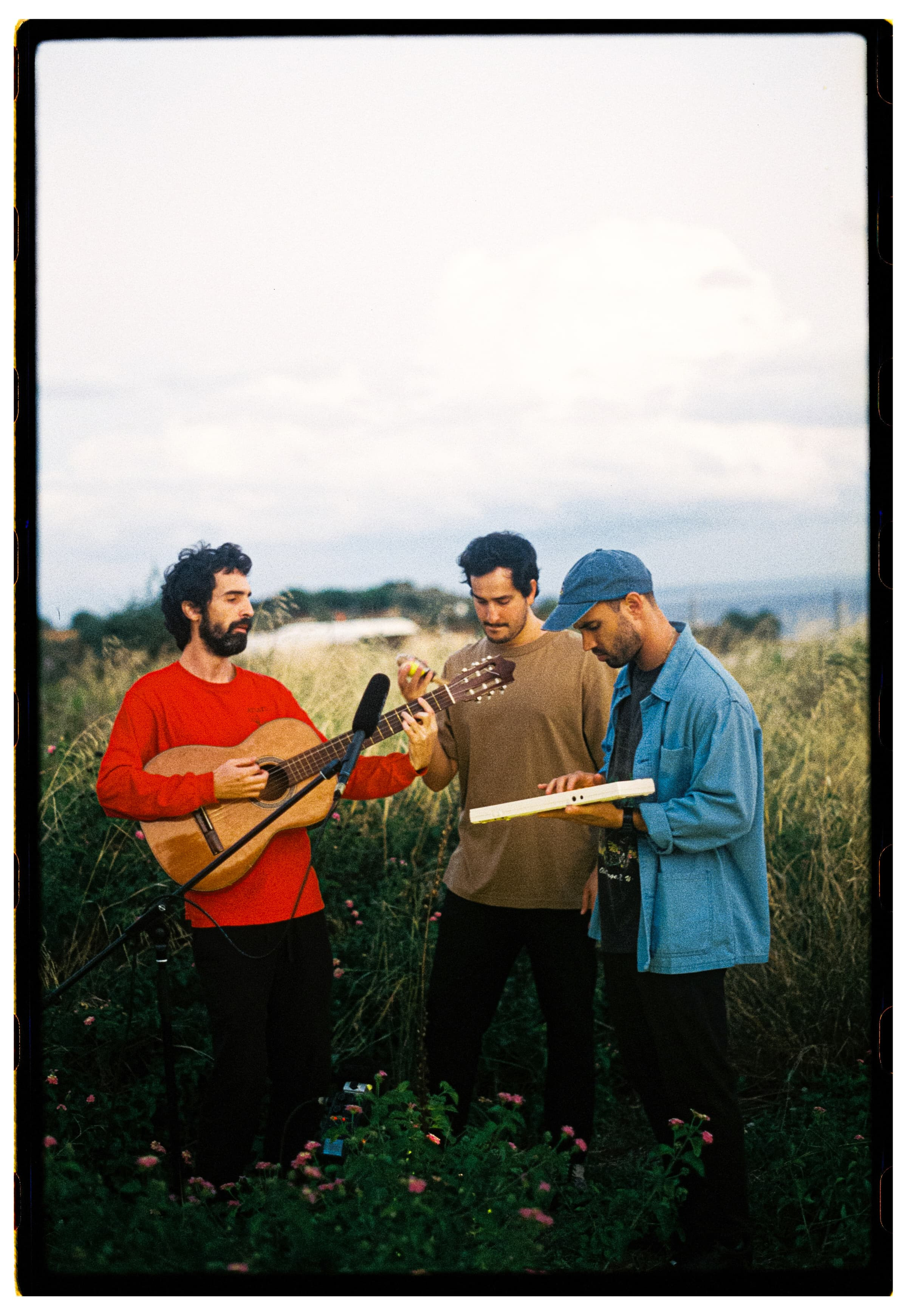Diario Frontera, Frontera Digital,  Farándula, ,Americania anuncia oficialmente su regreso y presenta “Ojos Nuevos”, primer sencillo de su próximo álbum Saludos de Americania
