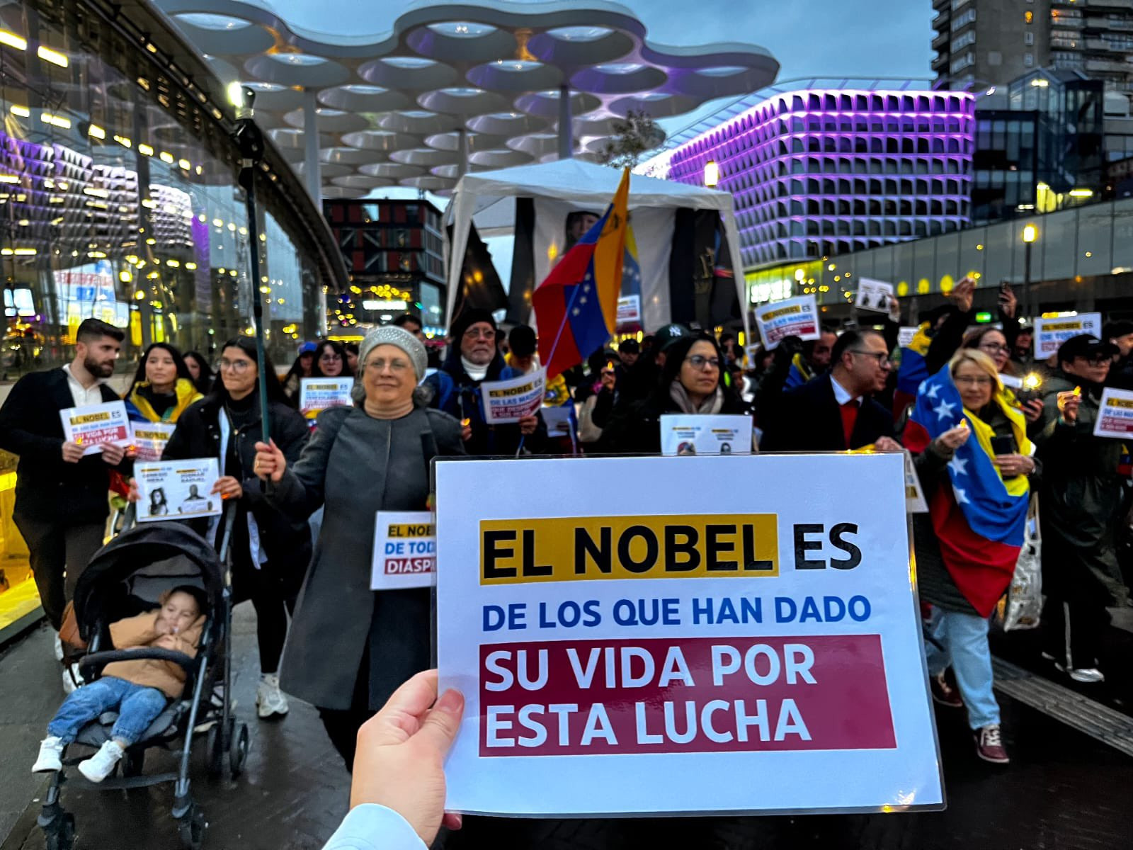 Diario Frontera, Frontera Digital,  Internacionales, ,Desde 31 ciudades del orbe, las concentraciones criollas hacían alusión a su respaldo al Premio Nobel logrado por Machado,Venezolanos manifiestan en 121 ciudades del mundo su apoyo a María Corina, quien confirma viaje a Oslo