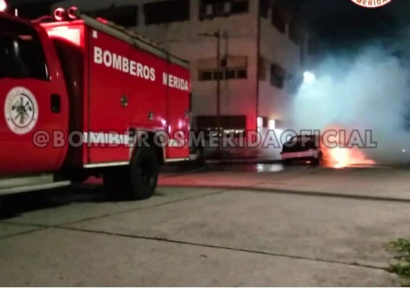Diario Frontera, Frontera Digital,  Sucesos, ,Cuerpo de bomberos controló incendio de un vehículo en Mérida