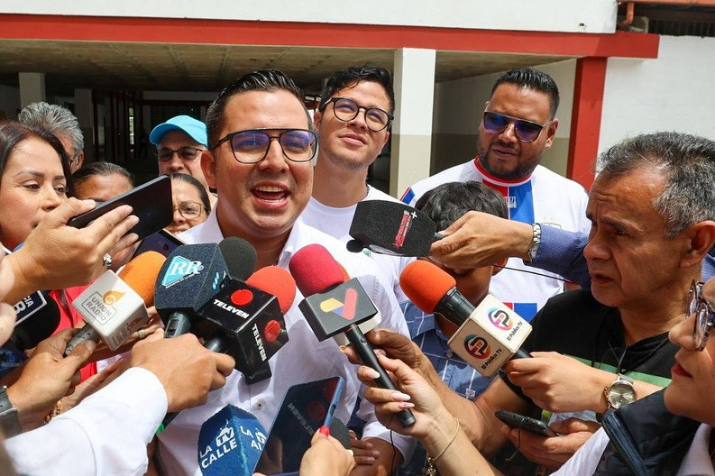 Diario Frontera, Frontera Digital,  Politica, ,Arnaldo Sánchez, candidato a la Gobernación por el GPP votó por la paz, el futuro y bienestar de los merideños