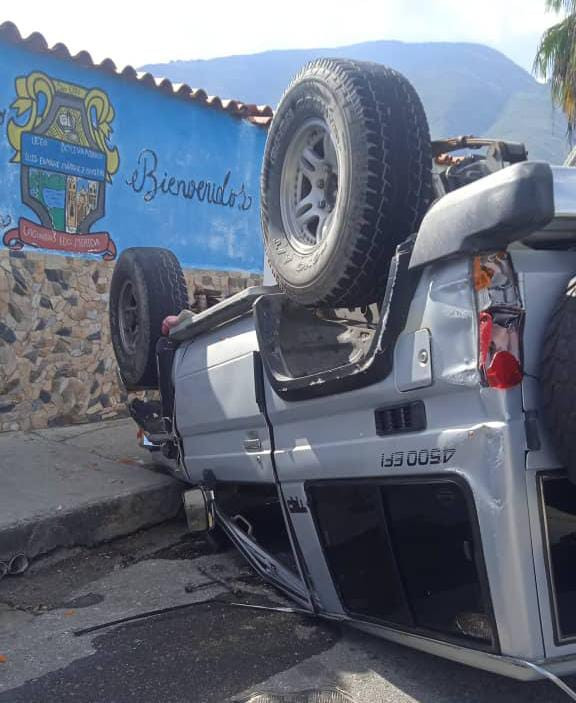 Diario Frontera, Frontera Digital,  Sucesos, ,Al intentar esquivar un hueco volcó machito frente al Liceo Luis Enrique Márquez