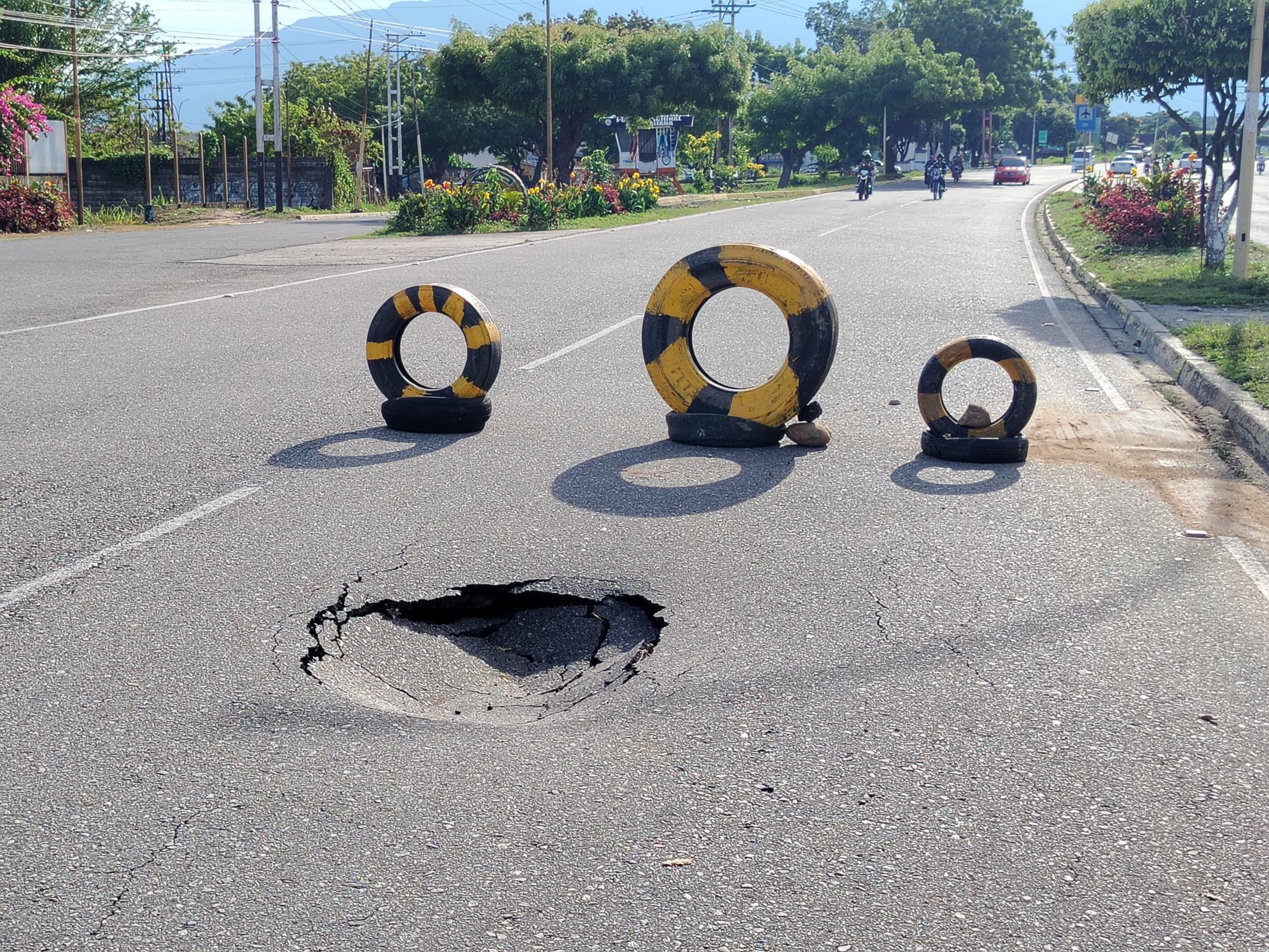 Diario Frontera, Frontera Digital,  El Vigía Panamericana, ,Se forma enorme cráter en El Vigía por tubería rota