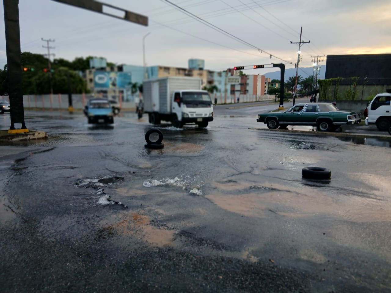 Diario Frontera, Frontera Digital,  El Vigía Panamericana, ,Tubería de aguas blancas se rompió y se convirtió en un río la Avenida Páez de El Vigía