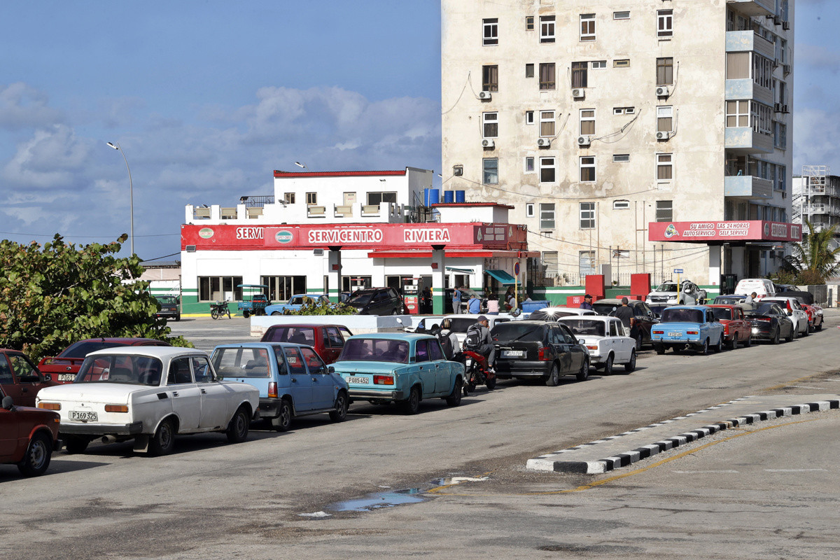 Diario Frontera, Frontera Digital,  Internacionales, ,Fotografía que muestra vehículos haciendo fila para abastecerse de combustible este miércoles, en La Habana (Cuba). Foto: EFE/ Ernesto Mastrascusa,El fin del petróleo venezolano para Cuba desata las colas por combustible en la isla