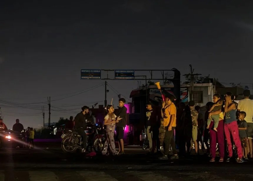 Diario Frontera, Frontera Digital,  Nacionales, ,De acuerdo con los reportes en redes sociales, el foco de mayor tensión ocurrió en la población de San Mateo, municipio Bolívar del estado Aragua, donde los habitantes trancaron la Autopista Regional del Centro (ARC),Se registraron nuevas protestas nocturnas en varios estados debido a la intensificación de apagones