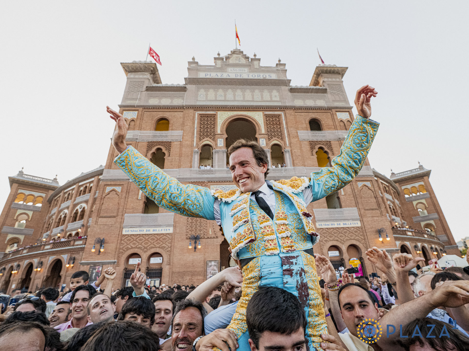 Diario Frontera, Frontera Digital,  Entretenimiento, ,Interesante de nuevo ver a Roman Collado, torero de una magnética personalidad dentro y fuera del ruedo, además de hacer sumado este año 2 puertas grandes en Madrid, ante toros de Victorino y Adolfo Martin. Foto: Plaza 1,Rompen Jesús Enrique “Colombo” y su apoderado en Europa Roberto Piles