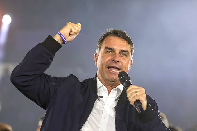 Diario Frontera, Frontera Digital,  Internacionales, ,vio Bolsonaro, candidato del Partido Liberal, votó en Río de Janeiro y dijo: “Espero que Brasil dé un voto de protesta contra la era de atraso”.,Elecciones en Brasil: Flávio Bolsonaro supera a Lula 
por cuatro puntos pero no le alcanzó para evitar el balotaje